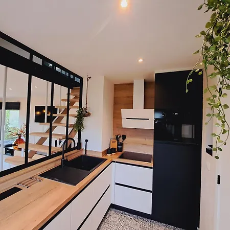 Two Sister's לה רושה - אן - ארדן